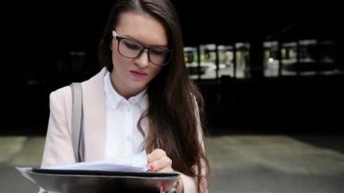 Genç başarılı Businesswoman veya kadın öğrenci Holding belgeleri açık havada. Profesyonel kadın alma Iyi haber heyecanlı mutlu neşeli gülümseyen. Başarı ve başarı konsepti.