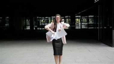 Mutlu genç başarılı müdür onun belgeleri atma. İş Lady Iş gelen Leave kutluyor.