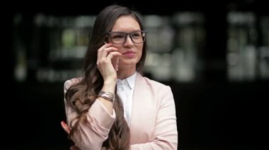 Mutlu genç avukat telefon şehir Binası arka planda ayakta konuşuyor. Beyaz ceket bronzlaşmış esmer neşeli gülümseme açık hava Ile Iş tartışıyor. Konsept: Iş adamı, profesyonel