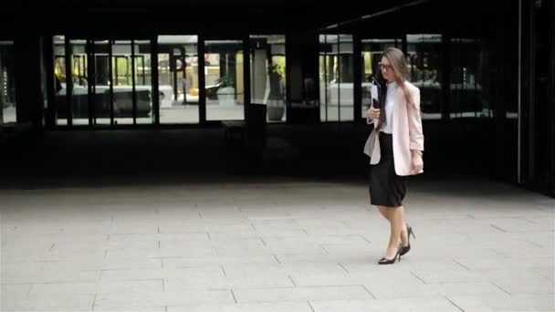 Młoda businesswoman na wysokich obcasach stumbled. Ciężko pracujący kobiety idą do centrum pracy. Profesjonalna koncepcja. — Wideo stockowe