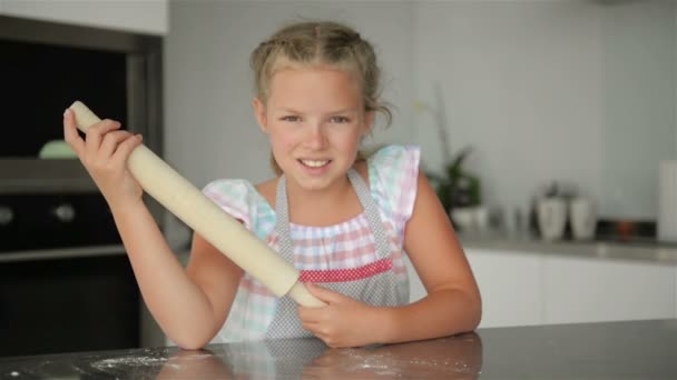 Roztomilá holčička pomáhá, vaření. Ona je paní v kuchyni. Vaření ji přináší spoustu zábavy. — Stock video