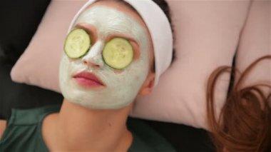 Ev Spa' da. Yüzlerinde Yatakta Yatan Salatalık Parçaları Tutan Üç Kadın. Güzellik Salonu Konsepti, Sağlık.