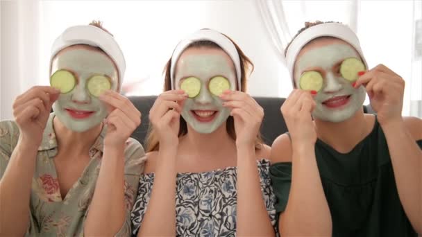 Τρεις νεαρές ευτυχισμένες γυναίκες με μάσκες προσώπου που περνούν το χρόνο τους στο Spa Resort. Φιλοσοφία φιλίας και ευημερίας, Ινστιτούτο ομορφιάς υγείας. — Αρχείο Βίντεο