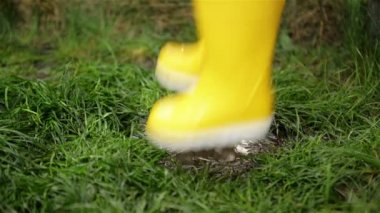 Sevimli Küçük Kız Sarı Kauçuk Tulum Giyen Çamurlu Su Birikintisi Atlama. Mutlu Çocukluk.