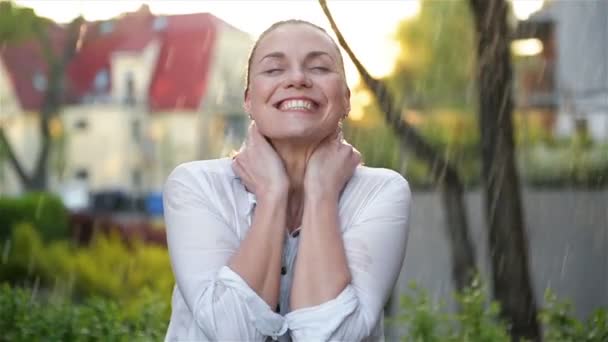 Feliz joven sonriente mujer divirtiéndose en tiempo lluvioso. alegre dama has mojado cabello en verano parque . — Vídeos de Stock