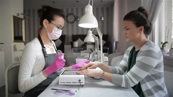 Manikür için Nail Hazırlanması. Master Salon müşteri çivi için özel sprey kullanır. Yavaş Çekimde Manikür İşlemi Öncesi Ellerde Yakın Çekim Püskürtme Dezenfektan Sıvısı. — Stok video