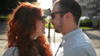 Mutlu çift el ele tutuşarak şehirde yürüyüş aşık closeup portresi. Çekici genç kadın ve yakışıklı adam birlikte vakit.