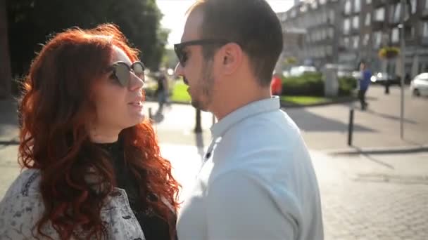 Primer plano Retrato de feliz pareja enamorada caminando por la ciudad sosteniendo las manos. Atractiva joven mujer y guapo hombre pasar tiempo juntos . — Vídeos de Stock