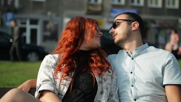Close-up retrato de um casal atraente feliz, abraçando durante namoro ao ar livre em uma rua . — Vídeo de Stock
