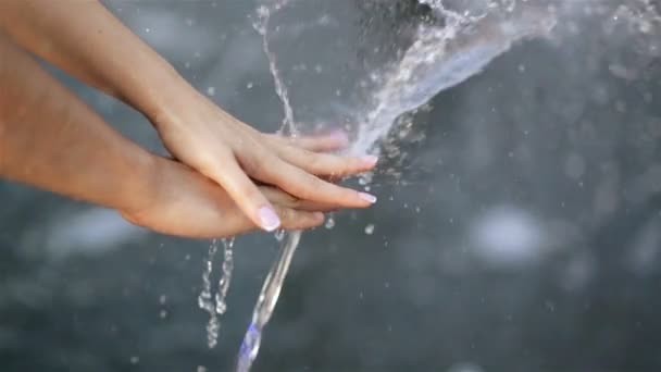 Fiatal kezek vízcsobbanással. Szelektív fókusz. Egy pár vagyunk. A víz az élet motorja.. — Stock videók