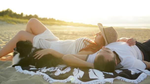 Pareja enamorada románticamente acuéstate bajo el sol. Se ven increíbles pasando juntos la luna de miel . — Vídeos de Stock