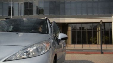 Finansal Kağıtları ile Moda İş Kadını Arabasını niçin çıkıyor. Bayan iş için önemli belgeler tutuyor. Çalışkan İşçi.