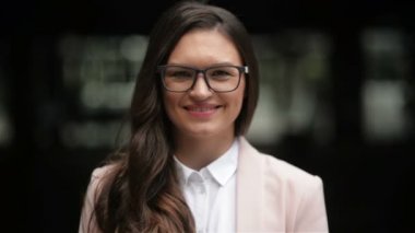 Mutlu Güzel İş Kadını Portresi Yazın Sokakta Poz Veren, Güler Yüzlü, Neşeli Kendinden Emin İfadesiyle Kameraya Bakmak.