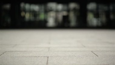 Genç iş kadını yüksek topuklu ayakkabı şehirde metrelik. Yüksek topuklu ayakkabı office işten sonra yürüyüş işkadını bacaklar. Ağır çekim.