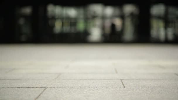 Vrouwelijke benen in hoge hakken schoenen lopen in de stedelijke straat. Voeten van jonge zakenvrouw in hoge hakken in de stad. Meisje aan het werk. Langzame beweging Close-up. — Stockvideo