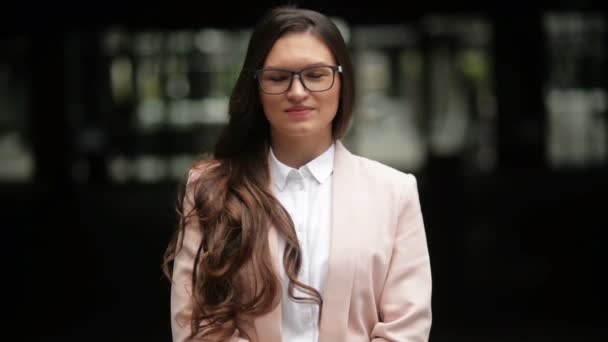 Joven mujer de negocios hermosa o estudiante en traje en la calle. Ella está sonriendo, feliz y mirando a la cámara. Concepto: Nuevo Negocio, Comunicación, Banca, Gestor . — Vídeos de Stock