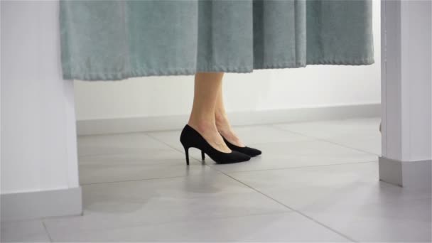 Γυναικεία πόδια στο δωμάτιο συναρμολόγησης στο εμπορικό κέντρο. Αγορές και Έννοια κατάστημα ρούχων. Γκρο πλαν άποψη του ψηλά τακούνια πόδια. — Αρχείο Βίντεο