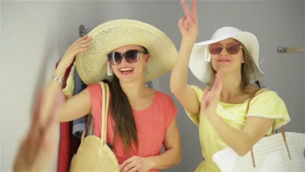 Die besten Freunde tanzen in der Umkleidekabine des Einkaufszentrums. zwei hübsche Mädchen haben eine Menge Spaß dabei, Zeit miteinander zu verbringen. — Stockvideo