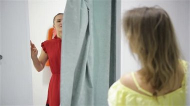 En iyi arkadaşlar uyum odasında birbirlerine yardım ediyor. Yound Moda Woman Onun Kıyafetler değiştirme.