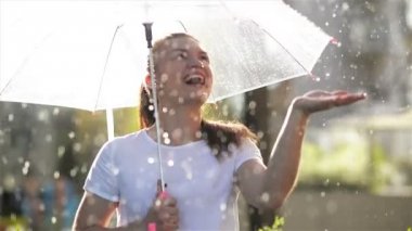 Yakışıklı Pretty Woman Gökyüzü arıyorsunuz ve Yağmur Gülümseme Durdurmak ve Yağmurlu Hava Huzurlu Gülümseme Sevindi Kadın Yüz Portre Sonunda Zevk Onun Şemsiye kapatKontrol için El kaldırın.