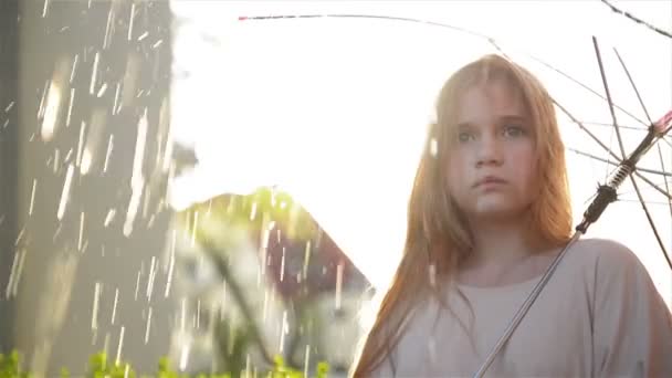 Jong triest meisje Brunette met lang haar staande in stromende regen zonder paraplu. Close-up, slow-Motion. — Stockvideo