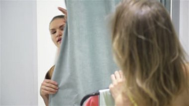 En iyi arkadaşlar uyum odasında birbirlerine yardım ediyor. Yound Moda Woman Onun Kıyafetler değiştirme.
