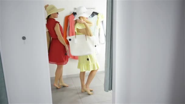 Nejlepší kamarádi se baví v šatně v nákupním středisku. Dvě krásné dívky mají dobrou náladu trávení čas spolu. — Stock video