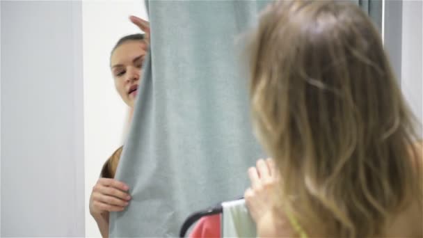 Mejores amigos ayudándose unos a otros en la sala de montaje. Yound mujer de moda cambiando sus trajes . — Vídeos de Stock