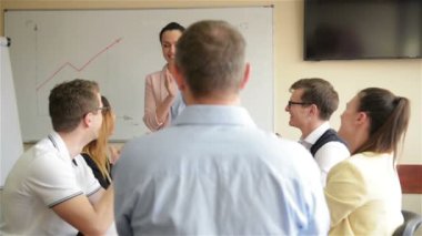 Çeşitli Çalışanlar Ve Kadın Koç Mentor Kurumsal İş Eğitim Atölyesi'nde El Kaldır Takım Ofisi Tanıtım Destek Oybirliği Fikir Katılım Gönüllü Katılım Alın.