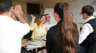 Modern Ofiste Yaratıcı İş Ekibi Toplantısı. Kafkas Görünümlü Bir Grup İnsan Kombine Takım Çalışması Projesi nde Birlikte Çalışıyor