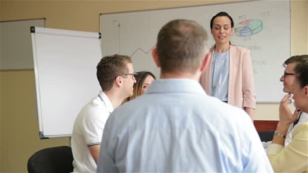 Team junger Geschäftsleute, die gemeinsam im Büro am Schreibtisch sitzen und neue Projekte besprechen. Erfolgreiches Team glücklicher Menschen. — Stockvideo