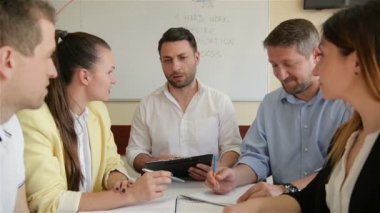 Ofiste Kurumsal İş Ekibi Çalışma Toplantısı. Beş Kafkas İşadamı ve İş kadını Grubu Birlikte Strateji Konuşuyor. İşbirliği, Büyüme, Başarı Kavramı Grafik Kullanma.