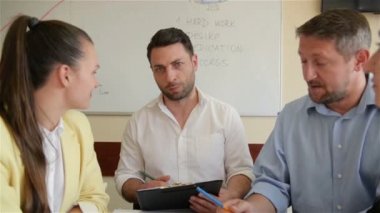 Ofiste Kurumsal İş Ekibi Çalışma Toplantısı. Beş Kafkas İşadamı ve İş kadını Grubu Birlikte Strateji Konuşuyor. İşbirliği, Büyüme, Başarı Kavramı Grafik Kullanma.