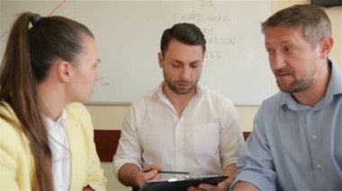 Yönetim Kurulu'nda Yaratıcı Bir Proje Yi Tartışan Ofis Çalışanlarından Oluşan Bir Ekip. Modern Kafkasya Başlangıç Ofisi'nde Birlikte Çalışan ve Önemli Bir Atama Yı Planlayan Bir Grup Genç Personel.