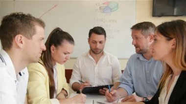 Yönetim Kurulu'nda Yaratıcı Bir Proje Yi Tartışan Ofis Çalışanlarından Oluşan Bir Ekip. Modern Kafkasya Başlangıç Ofisi'nde Birlikte Çalışan ve Önemli Bir Atama Yı Planlayan Bir Grup Genç Personel.