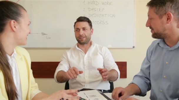 Gençlerden oluşan iş ekibi birlikte çalışmaktan keyif alıyor. Millennials Grup Cozy Office Eğlenmek Talking. İş yerinde iyi ilişkiler. Onlar yeni bir proje bitti. — Stok video