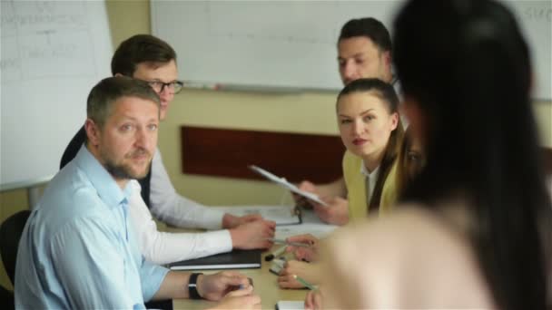 Vrouwelijke leider Manager Coach praat met werknemers groep verzameld op Corporate Meeting presenteren rapport nieuwe business plan. Divers team medewerkers luisteren naar baas bij Office briefing. — Stockvideo