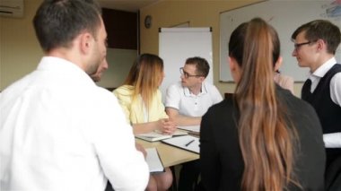 Çalışma Sürecinde İş Ekibi Kavramı. Genç profesyoneller yeni pazar projesi ile çalışır. Proje Yöneticileri Toplantısı. Ofis arka planı. Birlikte Merdivenyukarı Taşıma.