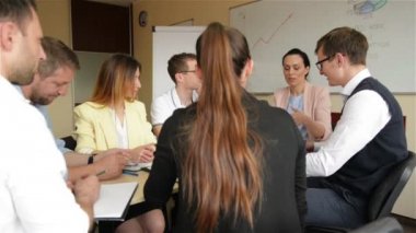 Yönetim Kurulu'nda Yaratıcı Bir Proje Üzerinde Tartışan Ofis Çalışanlarından Oluşan Bir Ekip. Modern Kafkasya'da Önemli Bir Görevde Birlikte Çalışan ve Önemli Bir Atama Yı Planlayan Bir Grup Genç Personel