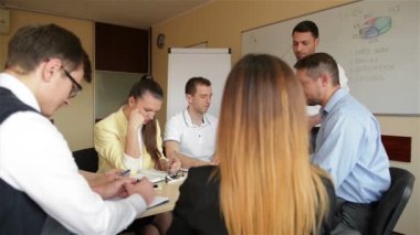 Mad Manager Boss Azarlama Çalışanlar Grubu Ofis Toplantısında Kurumsal Başarısızlık İş Sorunu Hakkında Angry eleştiren Shouting. Öfkeli İcra Ekibi Lideri Ceo Yönetim Kurulu'nda Personel Toplantısı'nda Yell.