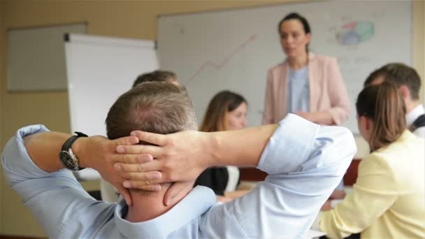 Zakenvrouw mentor coach spreekt op groeps kantoor conferentie vergadering. Zelfverzekerde vrouwelijke bedrijfsleider praten onderhandelen over interns Consulting cliënten in corporate team training workshop — Stockvideo