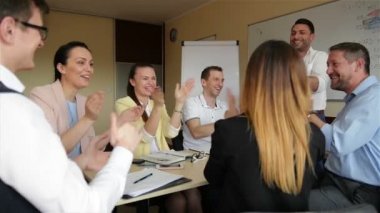 Mutlu Şirket Lideri Motivating Çeşitli İş Ekibi İnsanlar Birlikte Yüksek Beş ver. Birlikte ödül iyi sonuçlar başarı kutlayın. Koç Mentor ile Çalışan Grubu Ekip Oluşturma Takım Çalışması