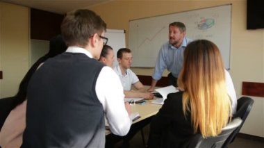 Kızgın Patron, Konferans Masası'nda Oturan Kötü İş Sonucu için Kadın Çalışan Azarlama. Erkek Yönetmen Farklı Takım Toplantısında Mali Belgede Hata Için Beceriksiz Ast Blaming Shouting.