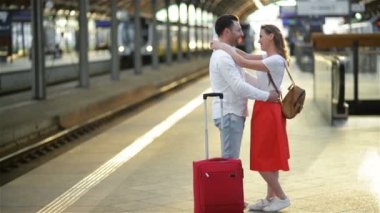 Üzgün Genç Adam Love Okşayarak ve Güneşli Günü Yola Çıkmadan Önce Tren İstasyonu'nda Kız Arkadaşı veda.