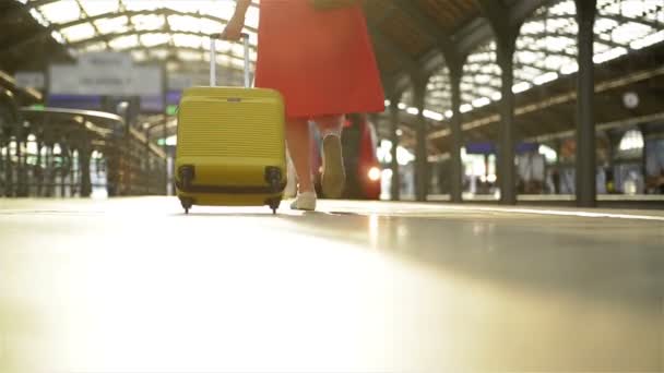 Giovane donna caucasica con valigia che corre a prendere il treno prima che lasci la stazione senza di lei . — Video Stock