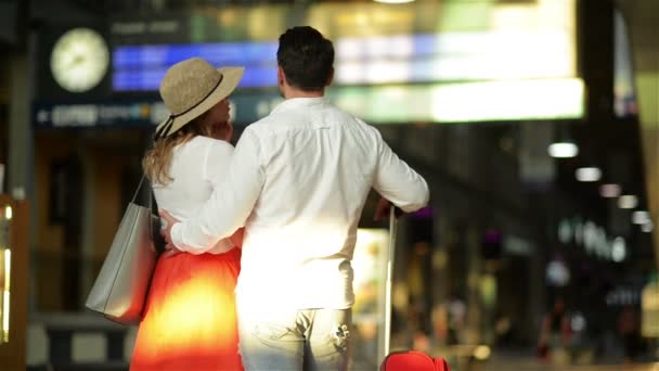 Jovem e mulher usam o subterrâneo. Um casal no metro. Vista de corte de homem e mulher em pé na frente um do outro. Comboio rápido. Subterrâneo. História de amor. Dia dos namorados . — Vídeo de Stock