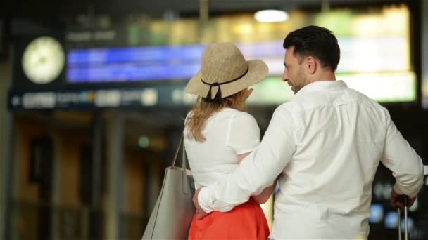 Couple amoureux se rencontrent et parlent à l'aéroport ou à la gare routière. Rencontre ou dis au revoir. Personnes, Voyages, Relations Concept . — Video