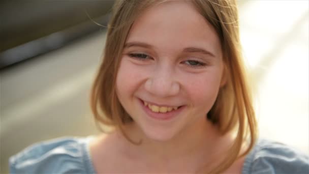 Primer plano retrato de hermosa niña con luz de pelo largo y grandes ojos verdes mirando en la cámara con expresión relajada . — Vídeos de Stock