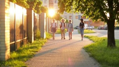 Dört Öğrenci Bu Güzel Güneşli Günde Okuldan Sonra Eve Dönüyor. Okul Bilgi Kaynağıdır.