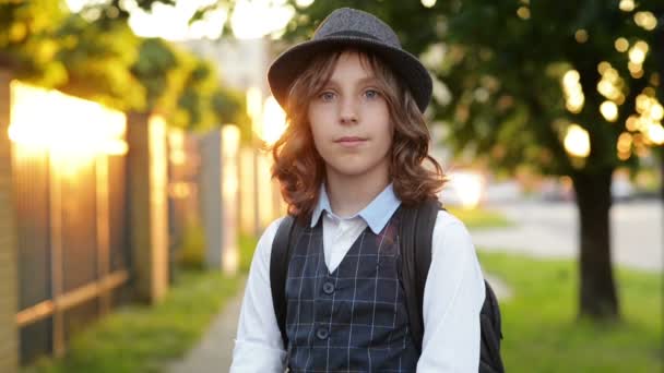 Porträtt av lycklig söt Smart pojke med skolväska. Modern ryggsäck. Barnet är redo att besvara. Första gången till skolan. Tillbaka till skolan. — Stockvideo